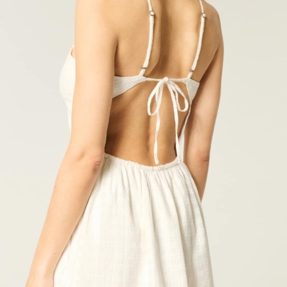 Elegant White Sleeveless Dress - Picture 2 of 3